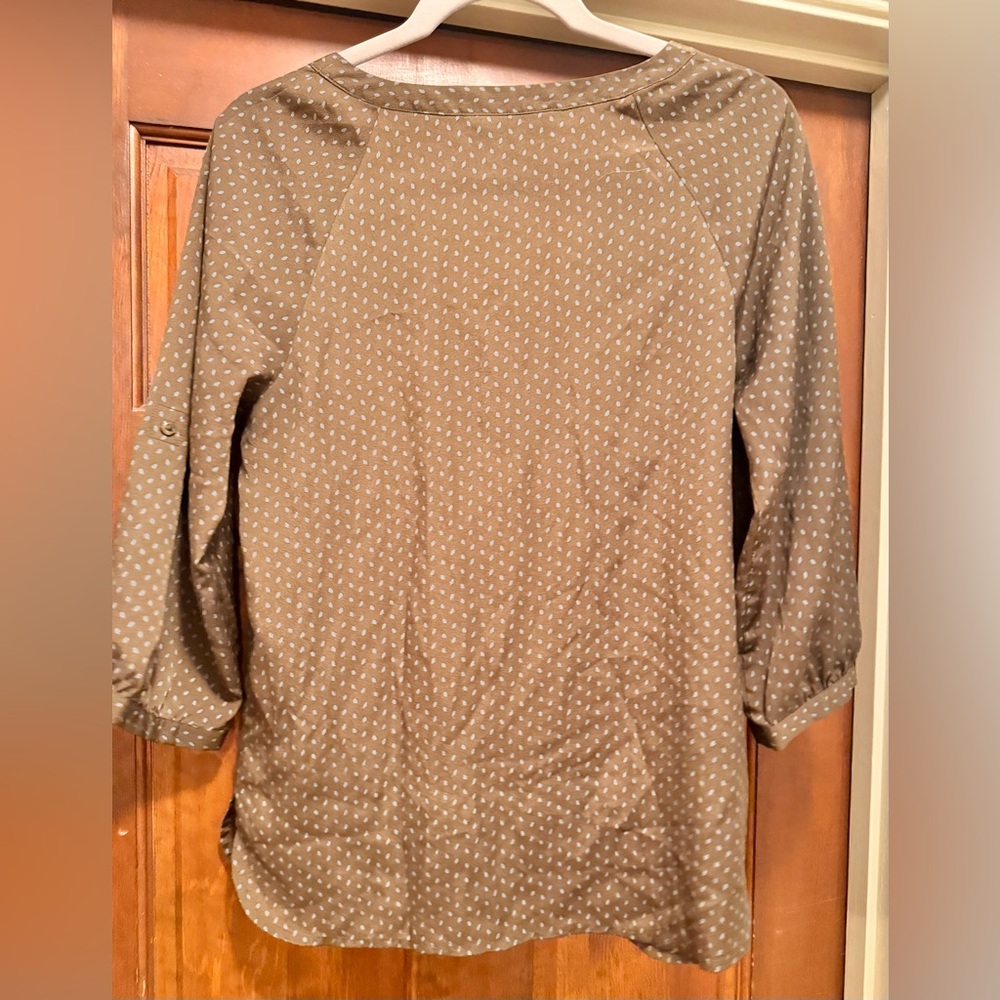Small Silky Ann Taylor Top - Picture 2 of 3